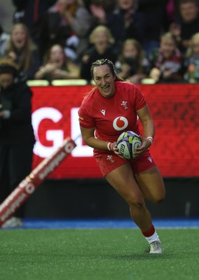 180926 Wales v South Africa, Vodafone Wales WXV Series - Courtney Keight of Wales races in to score try