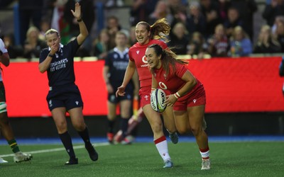 180926 Wales v South Africa, Vodafone Wales WXV Series - Courtney Keight of Wales races in to score try