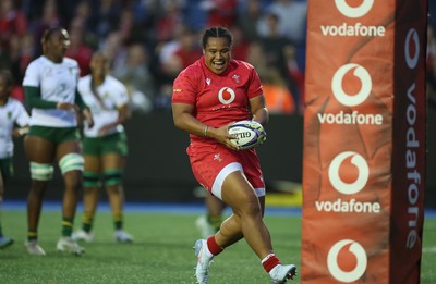 180926 Wales v South Africa, Vodafone Wales WXV Series - Sisilia Tuipulotu of Wales races in to score try