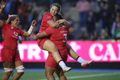 180926 Wales v South Africa, Vodafone Wales WXV Series - Maisie Davies of Wales celebrates with Sisilia Tuipulotu of Wales after she races in to score try