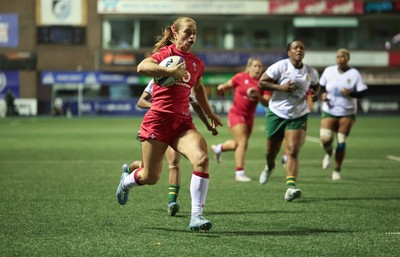 180926 Wales v South Africa, Vodafone Wales WXV Series - Lisa Neumann of Wales races in to score try