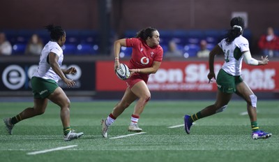 180926 Wales v South Africa, Vodafone Wales WXV Series - Courtney Keight of Wales breaks away