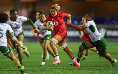 180926 Wales v South Africa, Vodafone Wales WXV Series - Georgia Evans of Wales breaks away