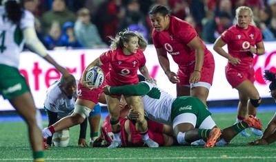180926 Wales v South Africa, Vodafone Wales WXV Series - Keira Bevan of Wales looks for support