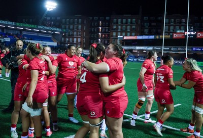 180926 Wales v South Africa, Vodafone Wales WXV Series - Wales players celebrate at the end of the match