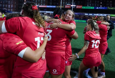 180926 Wales v South Africa, Vodafone Wales WXV Series - Wales players celebrate at the end of the match