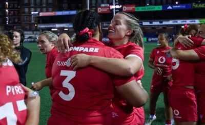 180926 Wales v South Africa, Vodafone Wales WXV Series - Wales players celebrate at the end of the match