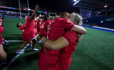 180926 Wales v South Africa, Vodafone Wales WXV Series - Wales players celebrate at the end of the match
