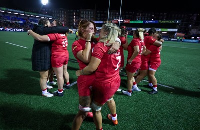 180926 Wales v South Africa, Vodafone Wales WXV Series - Wales players celebrate at the end of the match