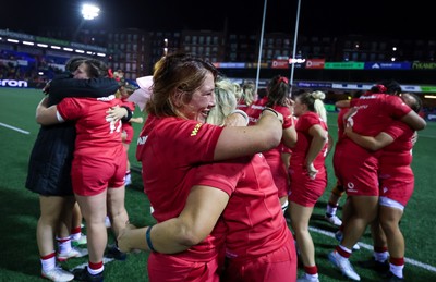 180926 Wales v South Africa, Vodafone Wales WXV Series - Wales players celebrate at the end of the match