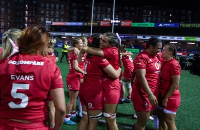 180926 Wales v South Africa, Vodafone Wales WXV Series - Wales players celebrate at the end of the match