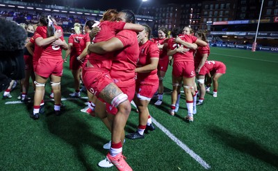 180926 Wales v South Africa, Vodafone Wales WXV Series - Wales players celebrate at the end of the match