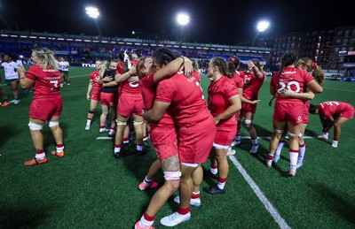 180926 Wales v South Africa, Vodafone Wales WXV Series - Wales players celebrate at the end of the match