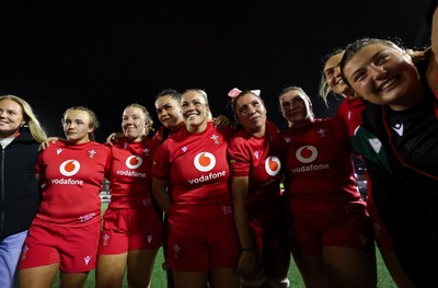 180926 Wales v South Africa, Vodafone Wales WXV Series - Wales players listen to the team talk at the end of the match