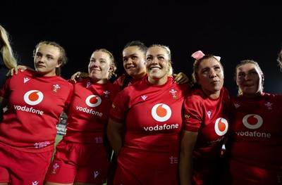 180926 Wales v South Africa, Vodafone Wales WXV Series - Wales players listen to the team talk at the end of the match