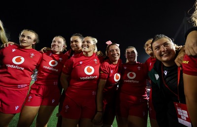 180926 Wales v South Africa, Vodafone Wales WXV Series - Wales players listen to the team talk at the end of the match