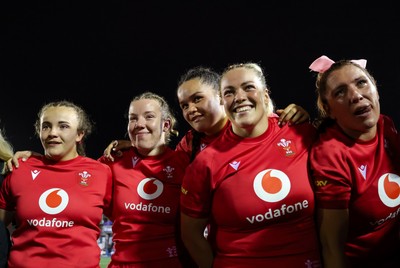 180926 Wales v South Africa, Vodafone Wales WXV Series - Wales players listen to the team talk at the end of the match