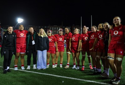 180926 Wales v South Africa, Vodafone Wales WXV Series - Wales players listen to the team talk at the end of the match