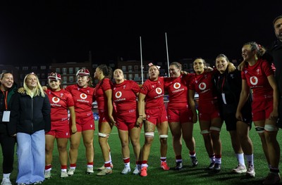 180926 Wales v South Africa, Vodafone Wales WXV Series - Wales players listen to the team talk at the end of the match