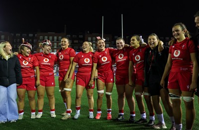 180926 Wales v South Africa, Vodafone Wales WXV Series - Wales players listen to the team talk at the end of the match