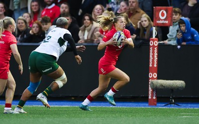 190926 Wales v South Africa, Vodafone Wales WXV Series - Amy Williams of Wales breaks away