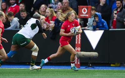 190926 Wales v South Africa, Vodafone Wales WXV Series - Amy Williams of Wales breaks away