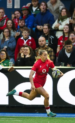190926 Wales v South Africa, Vodafone Wales WXV Series - Amy Williams of Wales breaks away