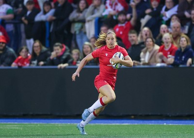 190926 Wales v South Africa, Vodafone Wales WXV Series - Lisa Neumann of Wales charges for the line