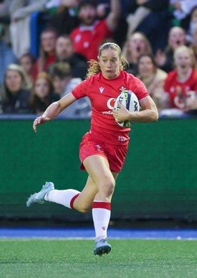190926 Wales v South Africa, Vodafone Wales WXV Series - Lisa Neumann of Wales charges for the line