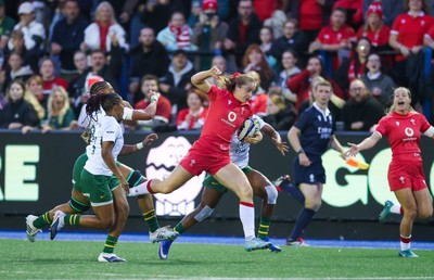 190926 Wales v South Africa, Vodafone Wales WXV Series - Lisa Neumann of Wales charges for the line