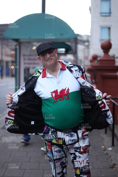 180926 - Wales Women v South Africa Women - Vodafone Wales WXV Series - Fans welcome the team
