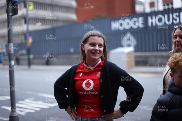 180926 - Wales Women v South Africa Women - Vodafone Wales WXV Series - Fans welcome the team