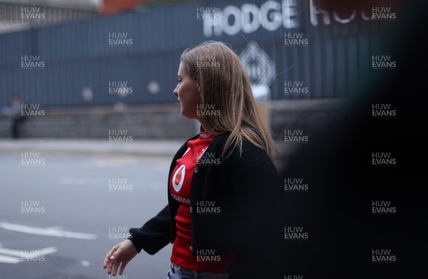 180926 - Wales Women v South Africa Women - Vodafone Wales WXV Series - Fans welcome the team