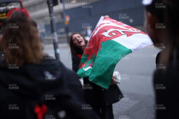 180926 - Wales Women v South Africa Women - Vodafone Wales WXV Series - Fans welcome the team