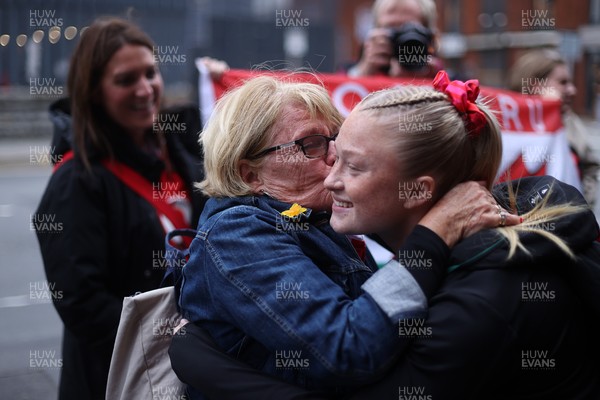 180926 - Wales Women v South Africa Women - Vodafone Wales WXV Series - Fans welcome the team