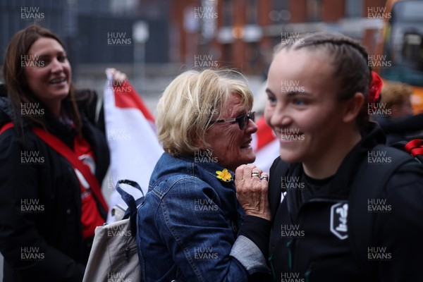 180926 - Wales Women v South Africa Women - Vodafone Wales WXV Series - Fans welcome the team