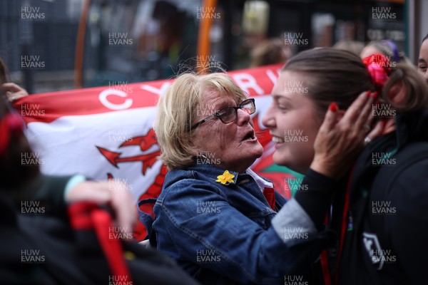 180926 - Wales Women v South Africa Women - Vodafone Wales WXV Series - Fans welcome the team
