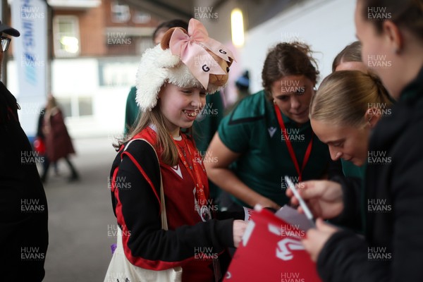 180926 - Wales Women v South Africa Women - Vodafone Wales WXV Series - Fans