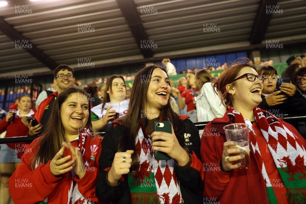 180926 - Wales Women v South Africa Women - Vodafone Wales WXV Series - Fans