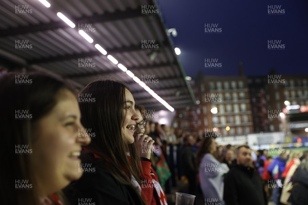 180926 - Wales Women v South Africa Women - Vodafone Wales WXV Series - Fans