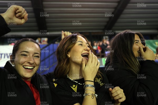 180926 - Wales Women v South Africa Women - Vodafone Wales WXV Series - Fans