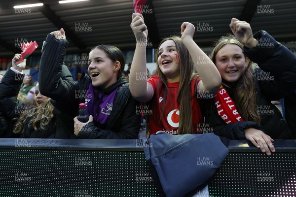 180926 - Wales Women v South Africa Women - Vodafone Wales WXV Series - Fans