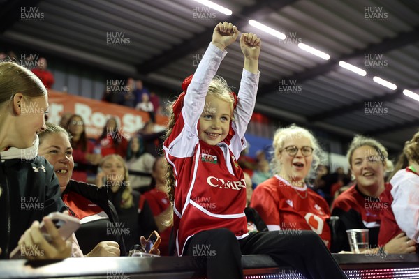 180926 - Wales Women v South Africa Women - Vodafone Wales WXV Series - Fans