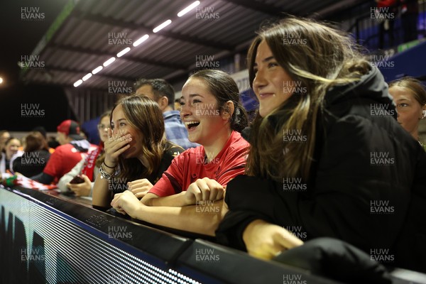 180926 - Wales Women v South Africa Women - Vodafone Wales WXV Series - Fans