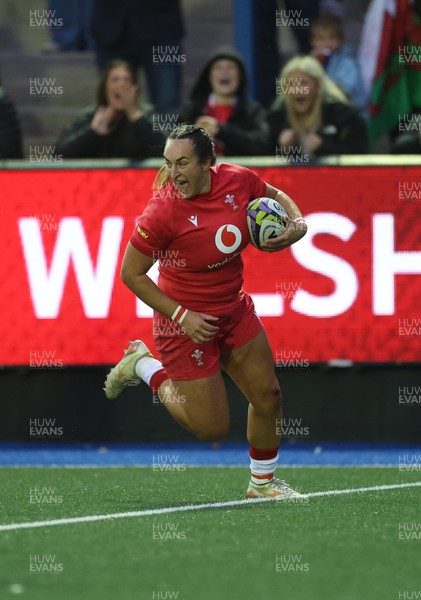 180926 Wales v South Africa, Vodafone Wales WXV Series - Courtney Keight of Wales races in to score try