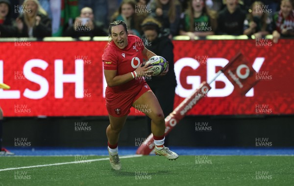 180926 Wales v South Africa, Vodafone Wales WXV Series - Courtney Keight of Wales races in to score try