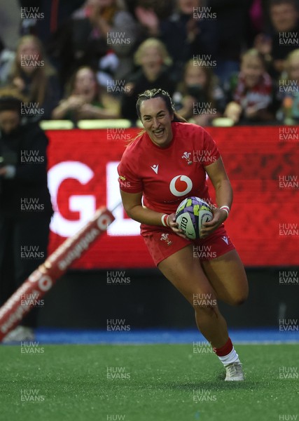 180926 Wales v South Africa, Vodafone Wales WXV Series - Courtney Keight of Wales races in to score try