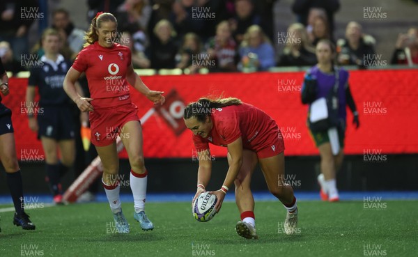 180926 Wales v South Africa, Vodafone Wales WXV Series - Courtney Keight of Wales races in to score try