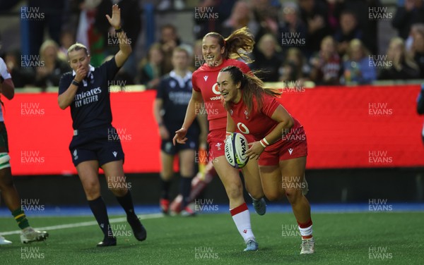 180926 Wales v South Africa, Vodafone Wales WXV Series - Courtney Keight of Wales races in to score try