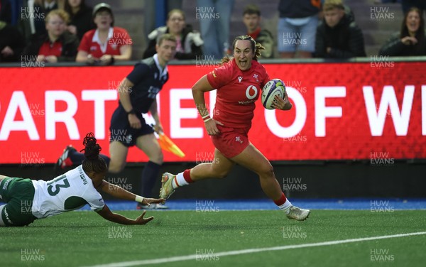 180926 Wales v South Africa, Vodafone Wales WXV Series - Courtney Keight of Wales races in to score try